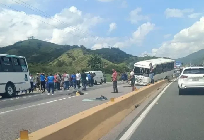 Docente muerta y ocho niños heridos deja choque entre autobús escolar y vehículo de carga