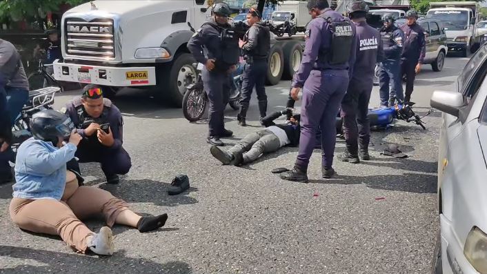 Dos heridos tras impacto de moto con vehículo en la autopista Campo Carabobo