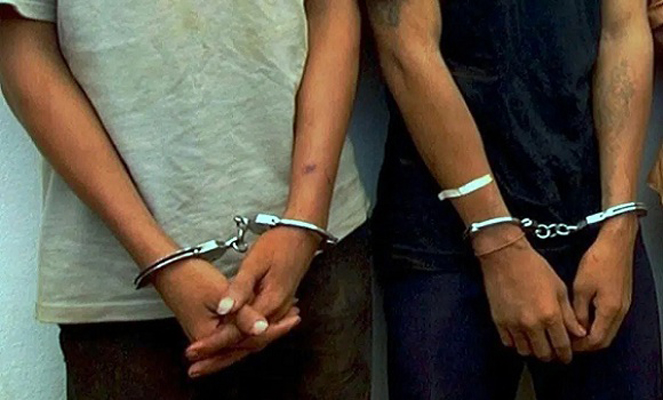 Detienen dos sujetos tras riña en plena vía pública en Guacara