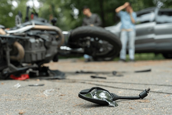 Una trabajadora de las cuadrillas de mantenimiento urbano de la Alcaldía del municipio José Ángel Lamas, identificada como Alexa del Carmen Carrizales Quiroz, de 30 años de edad, perdió la vida trágicamente tras registrarse un aparatoso accidente de tránsito en la prolongación de la avenida Casanova Godoy, a la altura del Cementerio Metropolitano en la jurisdicción de Santiago Mariño en el estado Aragua. El hecho vial ocurrió al final de la tarde cuando la víctima se desplazaba junto a su compañero sentimental, Jesús González, de 29 años, a bordo de una motocicleta conducida por este último tras haber realizado la entrega de una encomienda familiar en Maracay. Al momento de tomar el cruce de la vía para empalmar con la avenida Intercomunal Santiago Mariño, una de las ruedas del vehículo estalló repentinamente, provocando que ambos perdieran el control y cayeran de forma estpitosa sobre el pavimento. A raíz del fuerte impacto contra el asfalto, Carrizales Quiroz sufrió lesiones severas que le causaron la muerte de manera casi instantánea a pesar de llevar abrochado el casco de seguridad, mientras que González dio varias vueltas sobre la capa asfáltica y quedó tendido con politraumatismos graves. Efectivos de los Servicios de Emergencia del municipio Mariño acudieron de inmediato al lugar del siniestro para brindar primeros auxilios y trasladar de urgencia al herido hasta el Hospital Central de Maracay, donde permanece bajo estricta observación médica mientras la morgue de Caña de Azúcar procesó el retiro del cadáver por parte de sus familiares.