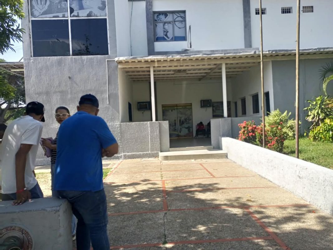 Fallece un adulto mayor mientras reparaba un vehículo