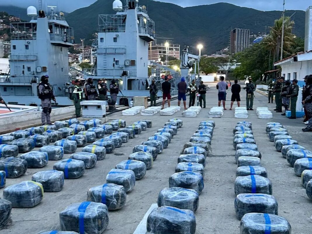Autoridades venezolanas y francesas interceptaron barco con 2,9 toneladas de drogas en el mar Caribe