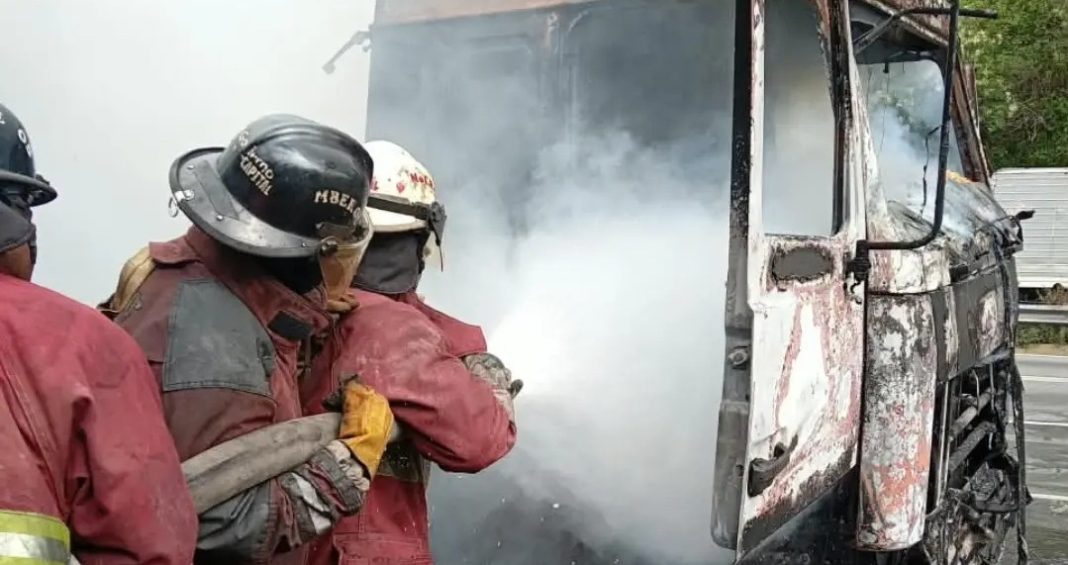 Incendio consumió vehículo de carga pesada en la autopista Gran Cacique Guaicaipuro, Caracas