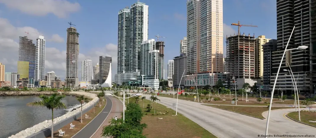 La UE saca a Panamá de su 'lista negra' de paraísos fiscales