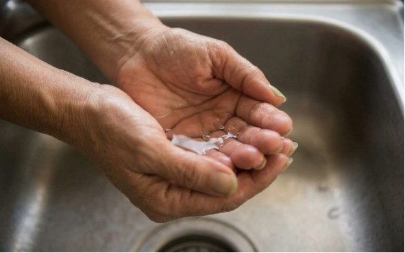 Más de 40 viviendas de Fundación Mendoza llevan 11 meses sin agua tras una reparación de Hidrocentro