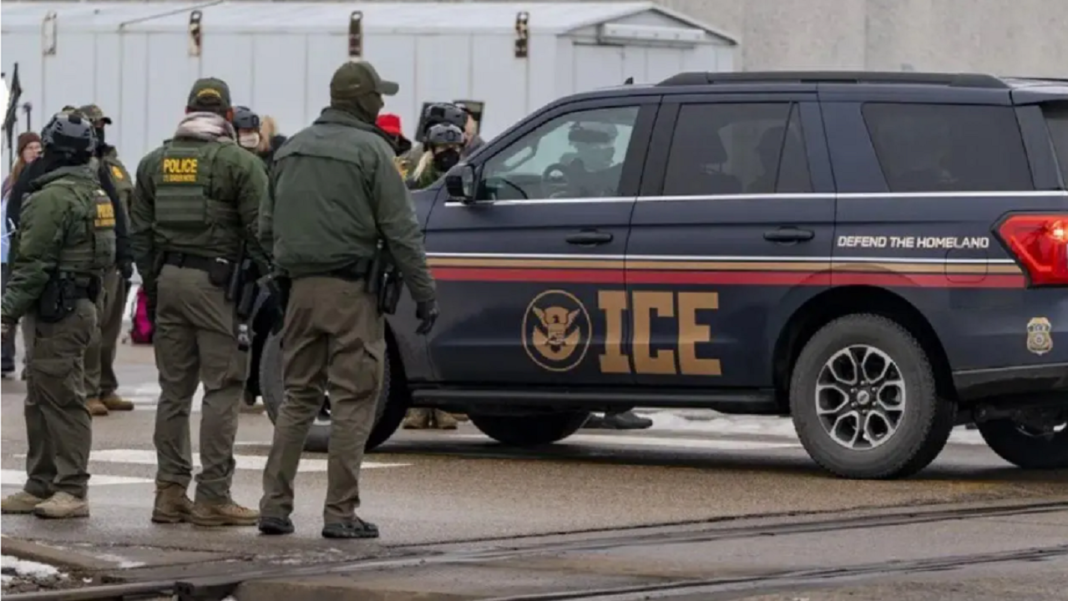 Migrante venezolano tiroteado por ICE en Texas pasará a detención penal sin fianza