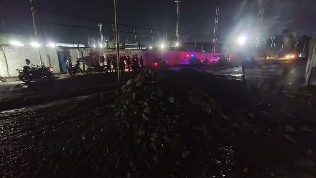 Motorizado sufrió accidente de tránsito al chocar con una pila de escombros en Valencia