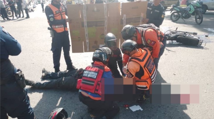 Un motorizado resultó herido tras impactar con un camión de basura en Valencia