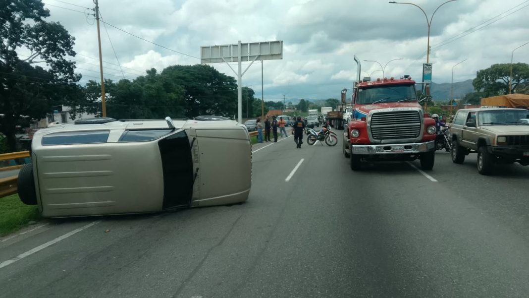 Mujer herida tras colisión entre moto y camioneta en la Autopista del Sur de Valencia