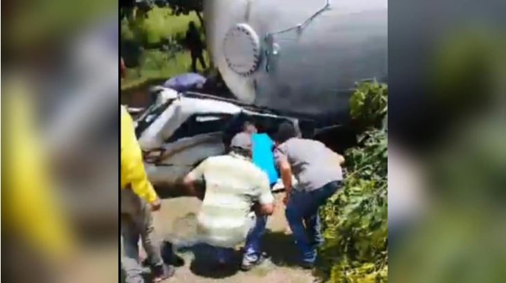 Padres e hija pierden la vida tras volcamiento de un camión de gas en Guárico