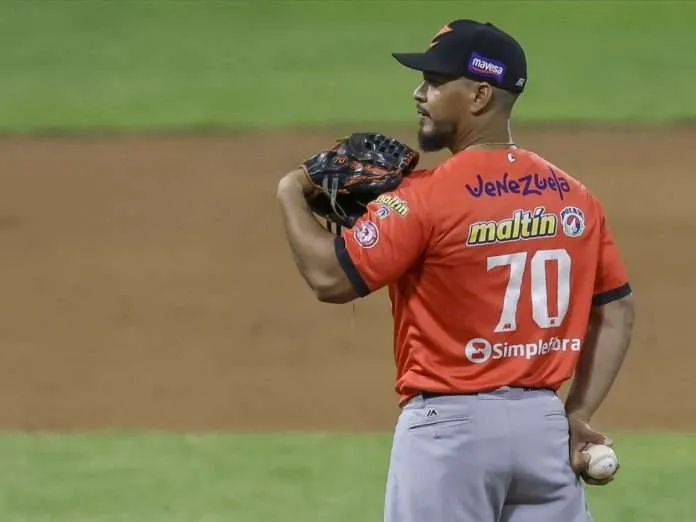 Águilas y Tiburones movieron sus piezas con intercambio de lanzadores