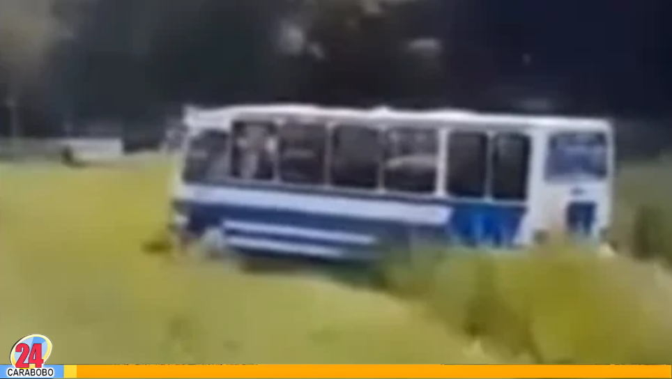 Reportan embarrancamiento de transporte público en la ARC