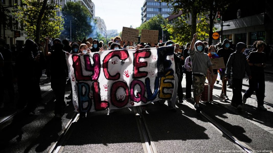 Reportan incidentes en 413 centros educativos por protestas en Francia