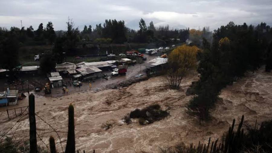 Santiago de Chile cancela alerta roja por lluvias, pero persiste riesgo de deslizamientos