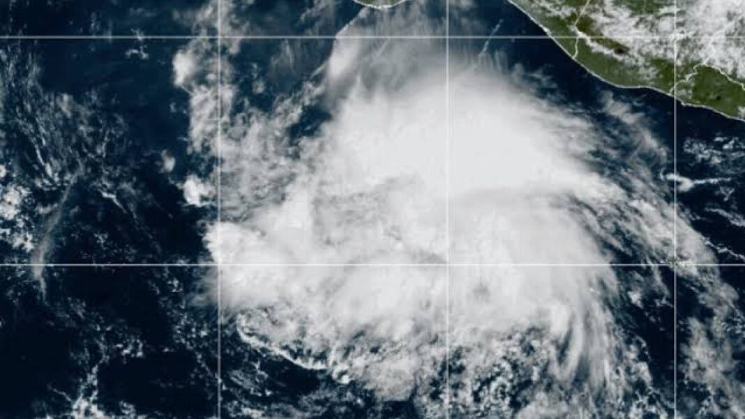 Trudy se intensifica a huracán frente al Pacífico mexicano y amenaza con fuertes lluvias