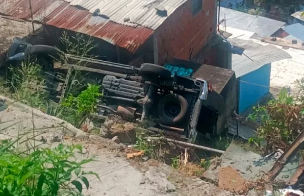 Una persona lesionada y una vivienda destruida tras caer camión desde la autopista Caracas-La Guaira
