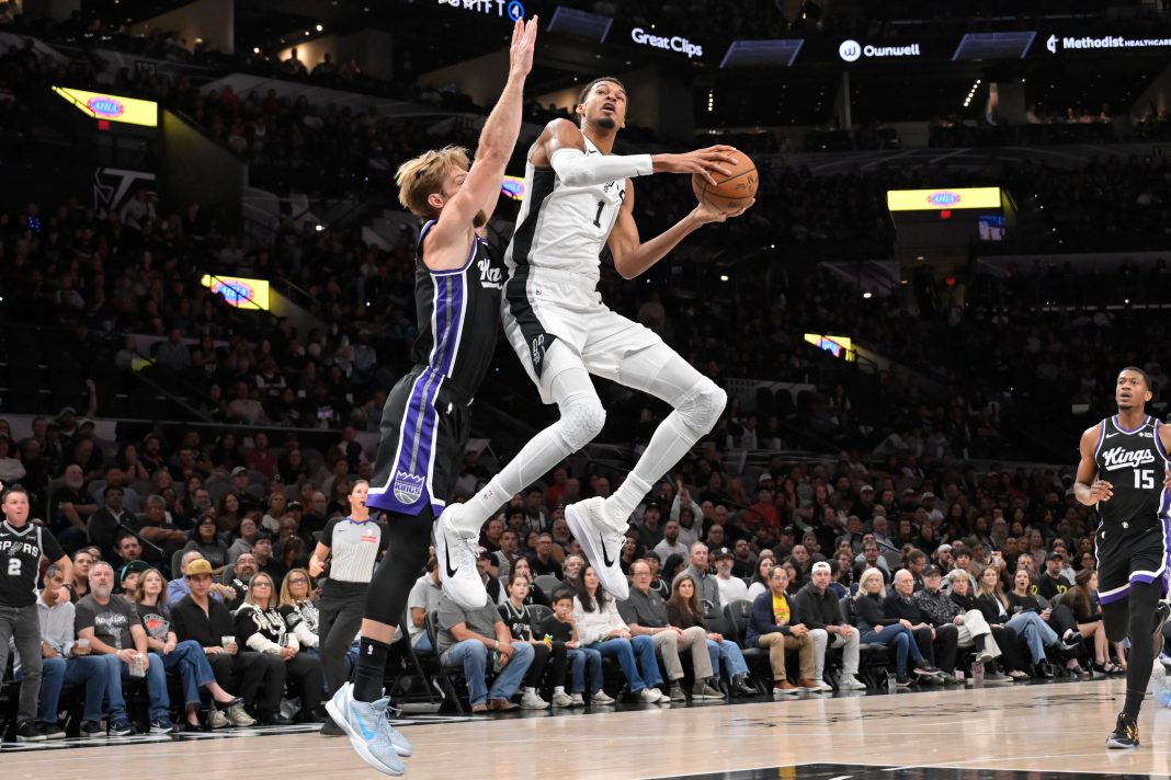 Víctor Wembanyama impulsa a Spurs en triunfo ante Kings