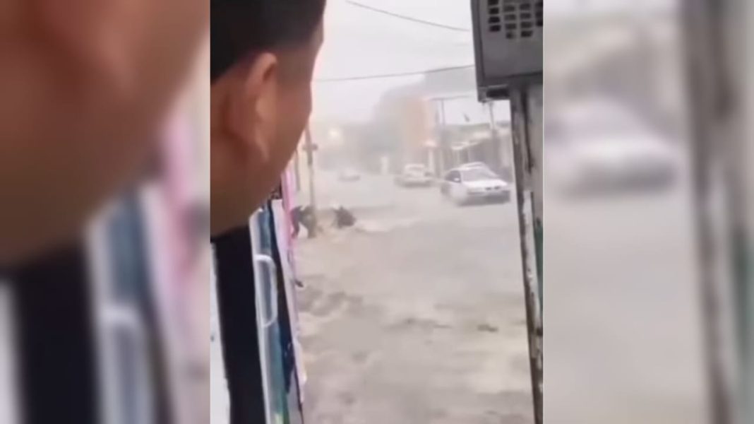 Funcionario policial y ciudadano rescatan a una persona arrastrada por las lluvias en Valencia