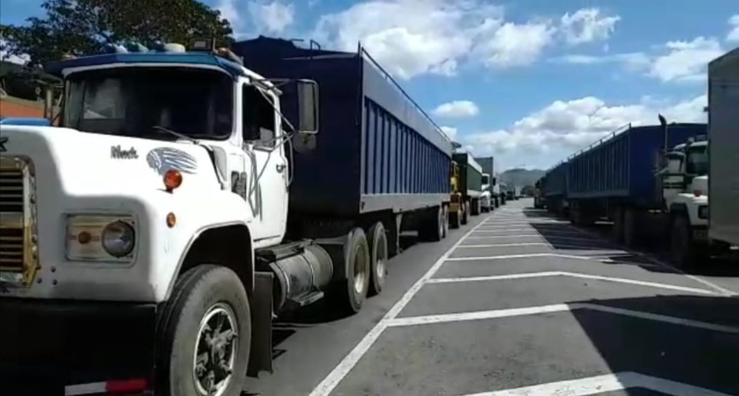 Transportistas de carga pierden hasta 20 horas en filas