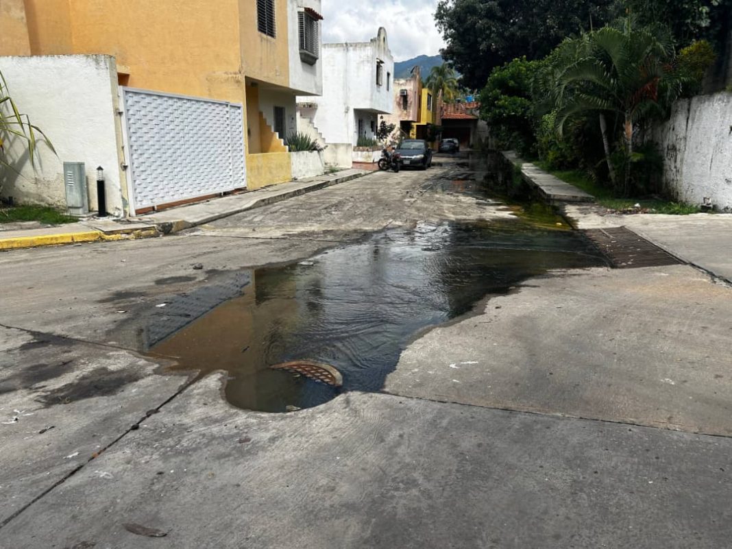 Colapso de aguas negras afecta salud, redes eléctricas y comunicaciones en Mango's Paradise