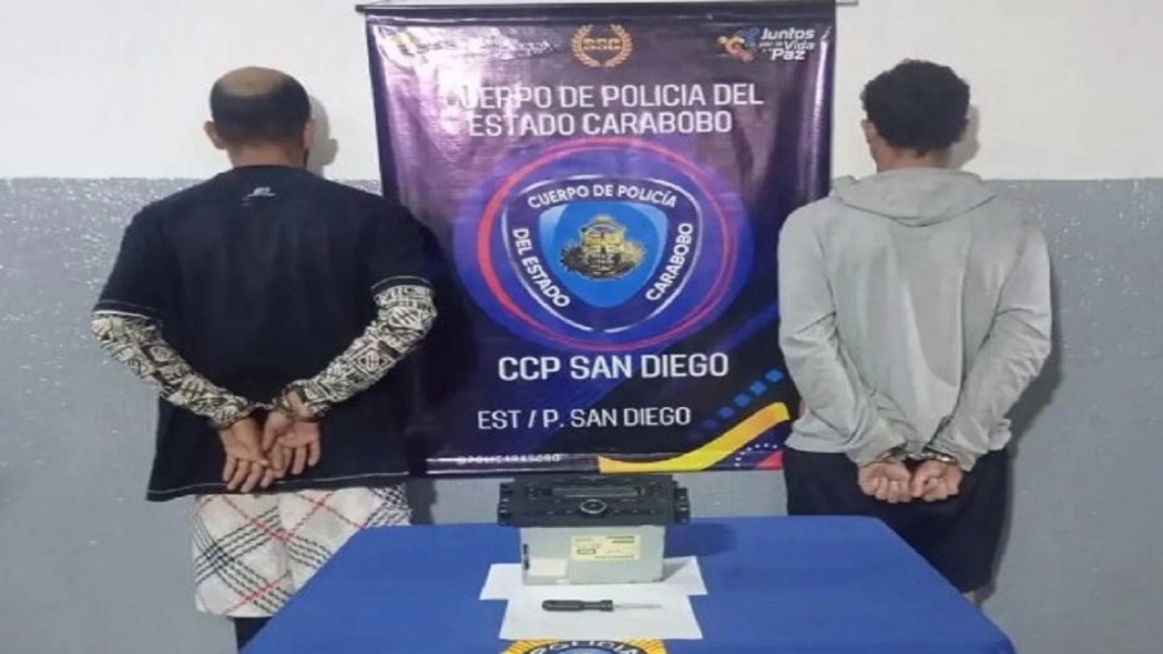 Sujetos hurtan reproductor de sonido de un vehículo y fueron atrapados en La Cumaca