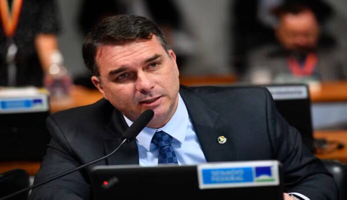 Flávio Bolsonaro propone enmiendas a la Constitución para reformar el Poder Judicial