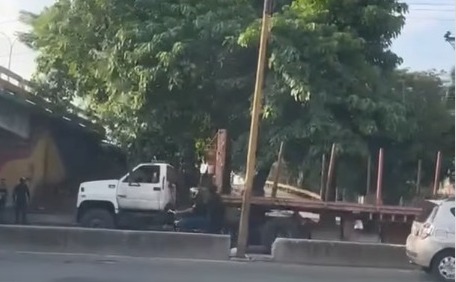 Gandola pierde su contenedor tras impactar contra el Puente Michelena en Valencia
