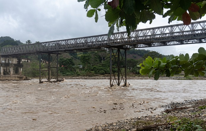 Cierran paso vehicular entre Táchira y Apure tras colapso del puente Burgua