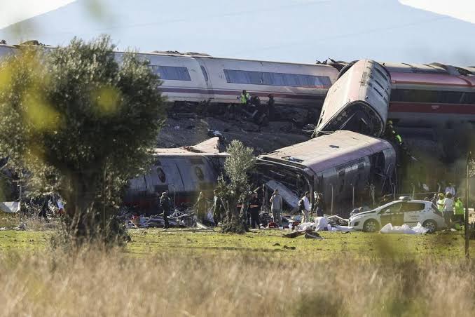 64 fallecidos dejó accidente de trenes en España