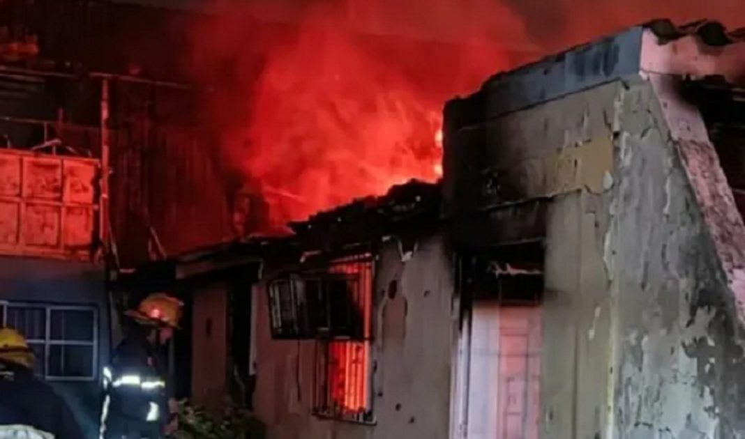 Bomberos de Los Guayos rescatan a un ciudadano y sofocan incendio de vivienda en Piedras Negras