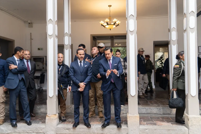 Presidente de Colombia destituye a su ministro del Interior tras dos meses en el cargo