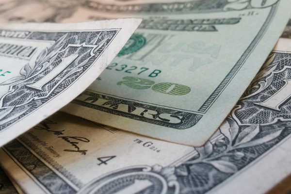 Colombia aprueba un presupuesto de 201.000 millones de dólares entre promesas y críticas