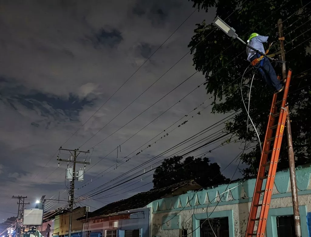 Corpoelec repara lineas eléctricas en el Casco Central del Pueblo de San Diego
